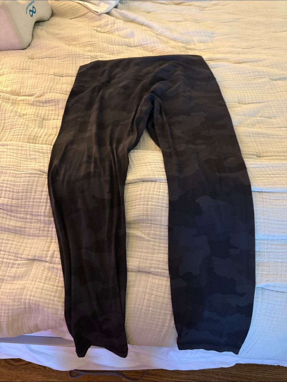 Gently Worn Women’s Lululemon cropped leggings.  Size 14